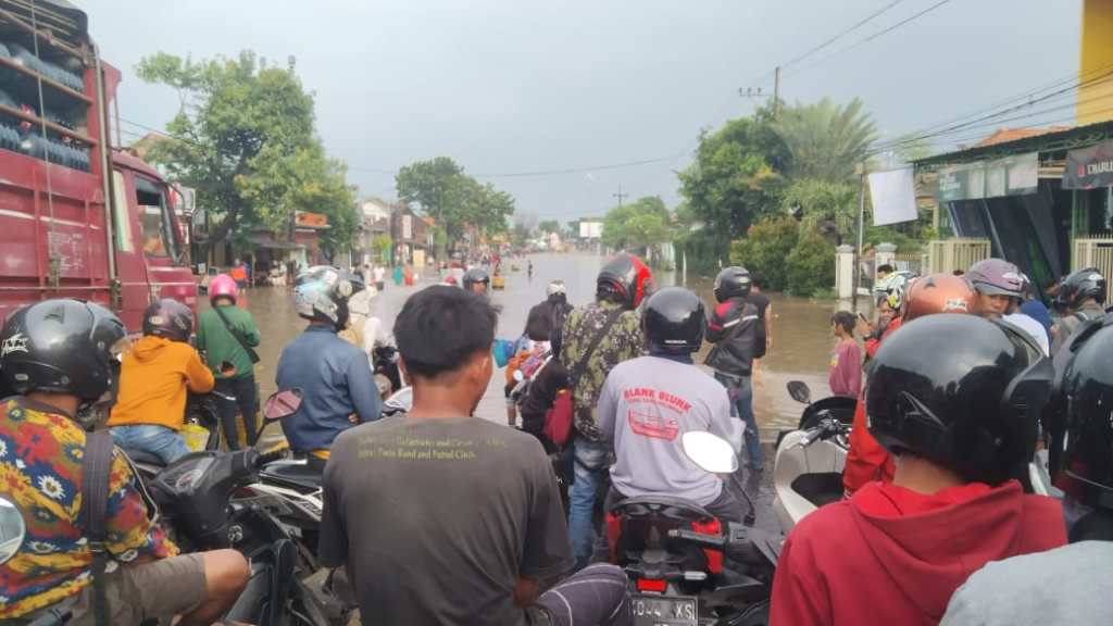 Breaking News! Pemudik Terjebak Banjir di Pantura Pasuruan, Lalin Lumpuh Total