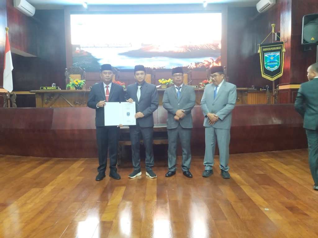 DPRD Serahkan Rekomendasi LKPj Bupati 2023