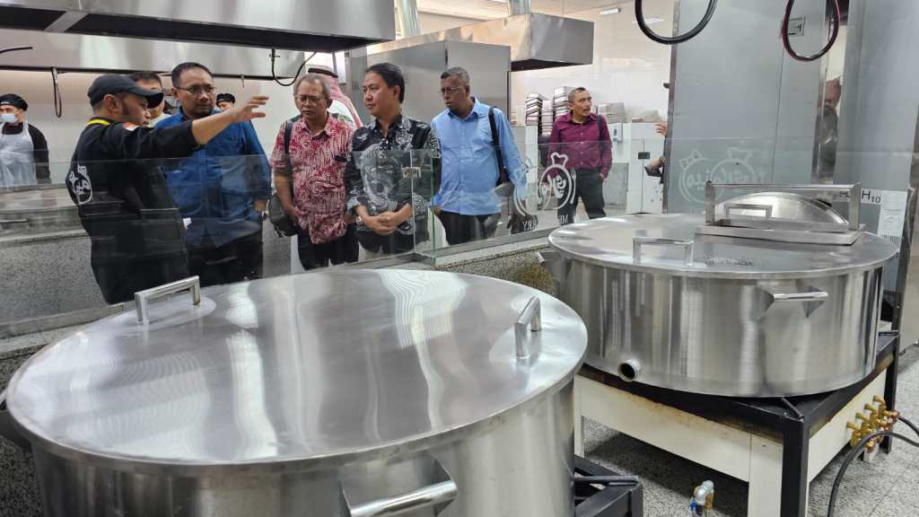 Pastikan Fasilitas Layanan Jemaah Lansia, Gus Men Cek Hotel dan Dapur di Madinah