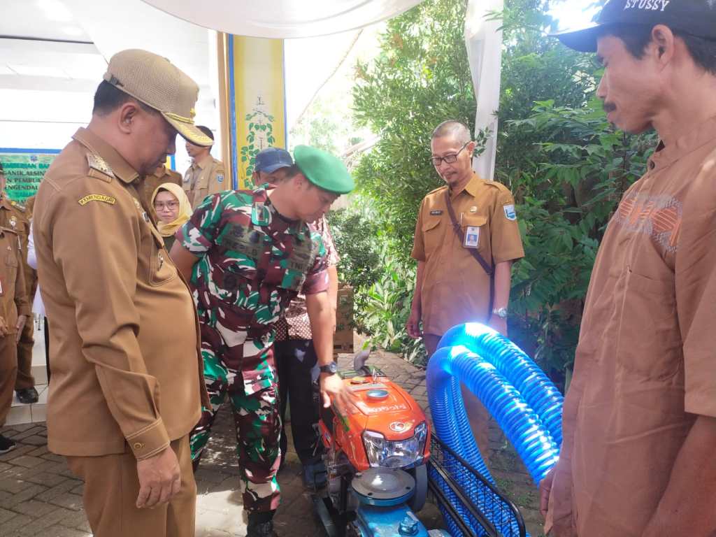 Pemkab Probolinggo Serahkan Bantuan Benih Pisang, Pupuk Organik dan Pompa&nbsp;Air