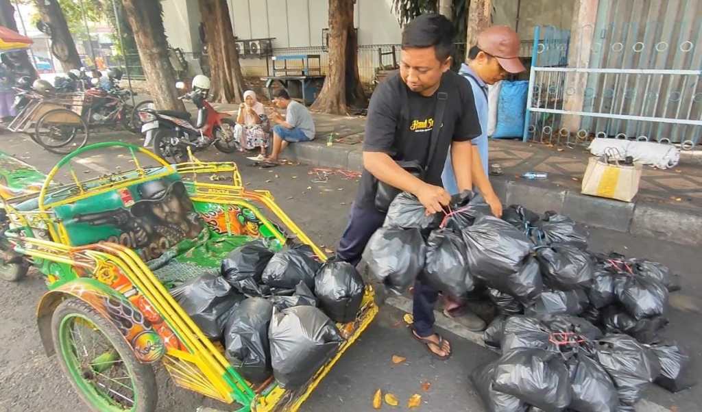 Berkah Penjual Arang Jelang Hari Raya&nbsp;Kurban