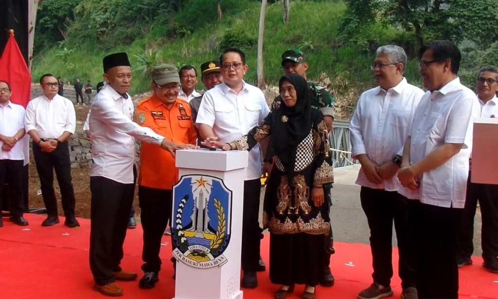Resmikan Jembatan Lumbang yang Sempat Terputus, Pj Gubernur Jatim Sampaikan Pesan Ini ke&nbsp;Masyarakat