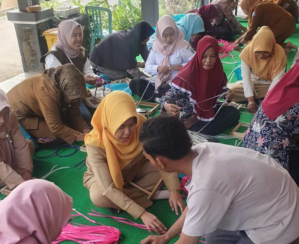 Ratusan Pengurus PKK di Probolinggo Dibekali Pelatihan Kerajinan Anyaman&nbsp;Tas