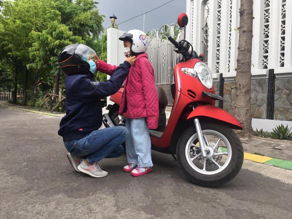 Penting, Ini Alasan Pentingnya Pakai Helm dan Jaket untuk Anak Saat Berkendara Sepeda Motor