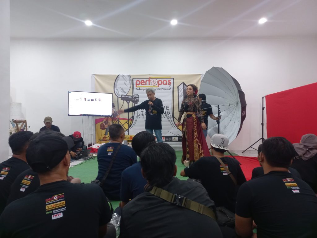 Puluhan Fotografer di Pasuruan Dibekali Cara Tepat Pengaturan Cahaya