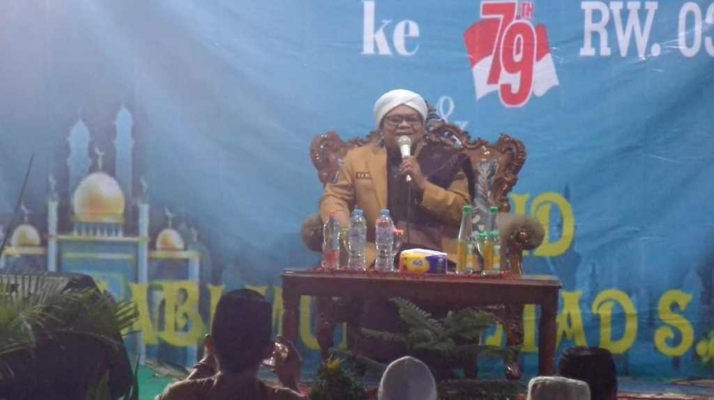 Warga Pasuruan Gelar Malam Tirakatan HUT Kemerdekaan RI&nbsp;ke-79