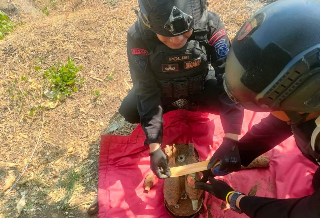 BreakingNews! Tukang Bangunan di Pasuruan Temukan Mortir dan Ranjau&nbsp;Darat