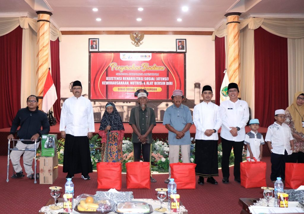 Salurkan Ratusan Bantuan Atensi, Gus Ipul: Semoga Bermanfaat Sesuai dengan&nbsp;Kebutuhan