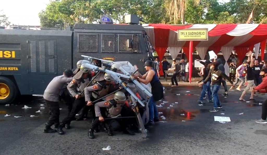 Ratusan Massa Berdemo di Mapolres Pasuruan Kota, Ada Apa&nbsp;Ya?