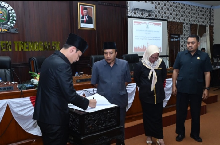 DPRD Trenggalek Perdakan APBD – P&nbsp;2024