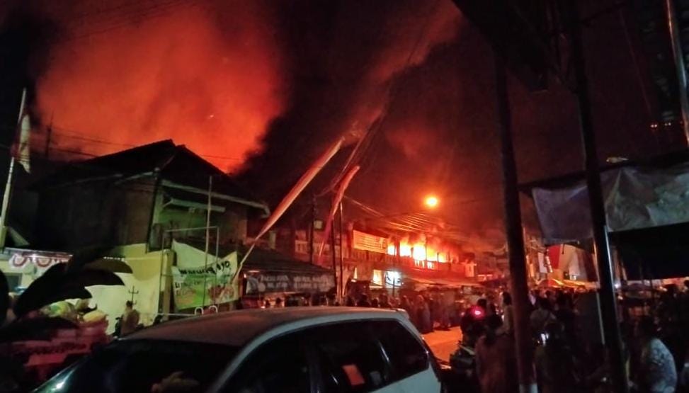 Pasar Pasrepan Terbakar Hebat, Ratusan Kios&nbsp;Ludes