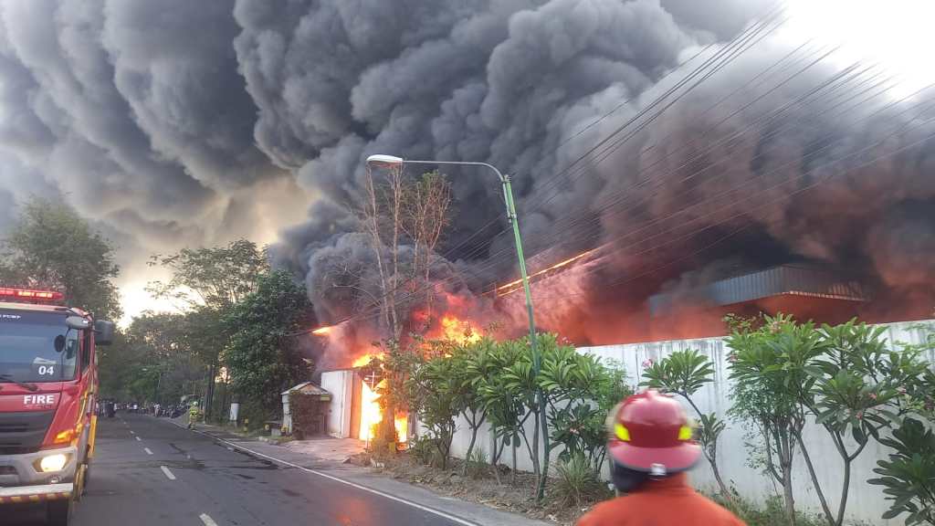 Gudang Plastik di Pasuruan&nbsp;Terbakar