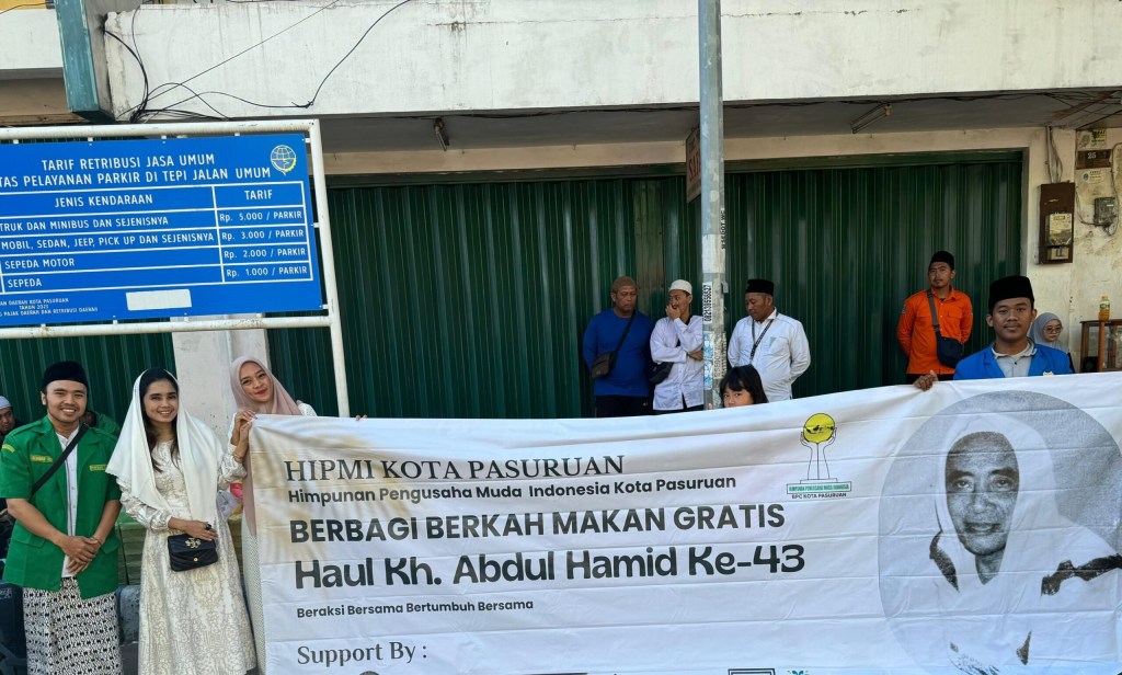 HIPMI Kota Pasuruan Bagikan Ribuan Paket Nasi untuk Jemaah Haul KH. Abdul Hamid yang&nbsp;ke-43